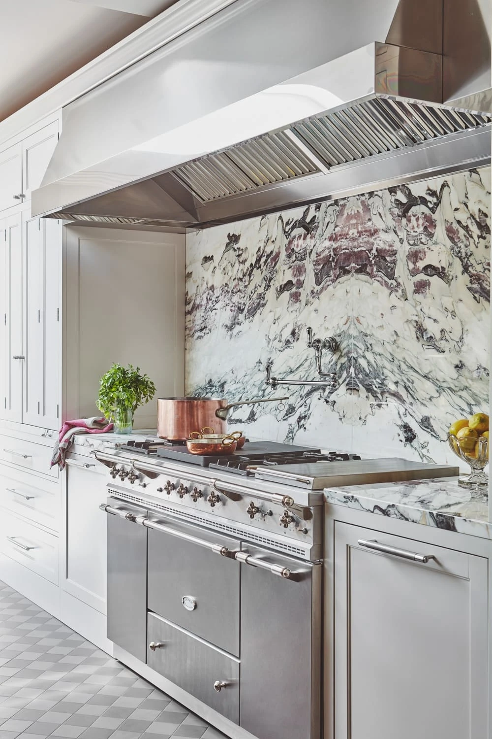 Gleaming stainless steel range cooker in the Chester Row kitchen, adding a touch of functionality and elegance to the culinary workspace. The range cooker promises culinary creations and enhances the overall ambiance.