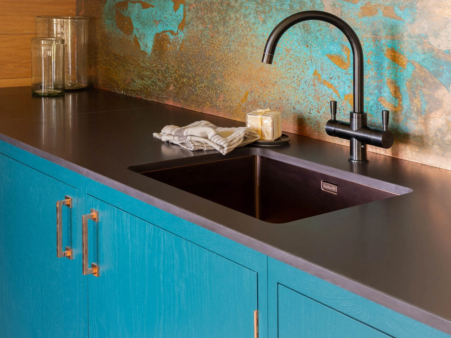 The Hampton Court kitchen features subtle brass accents, adding a touch of elegance and warmth. The brass handles, hardware, and splashback complement the natural tones of the wood and granite, creating a harmonious and inviting atmosphere.