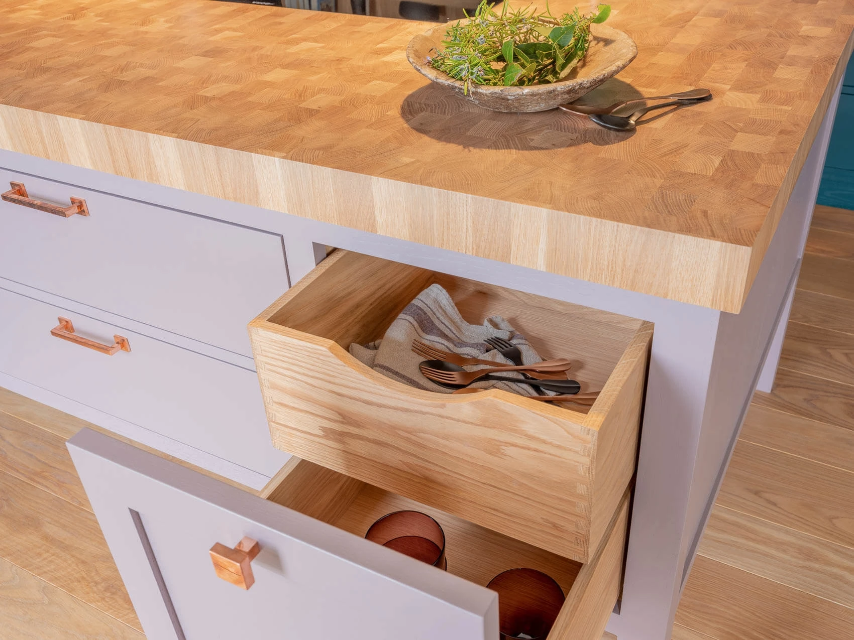 The Hampton Court kitchen features ample storage solutions, ensuring that every dish, utensil, appliance, and ingredient has its rightful place. From hidden cutlery inserts and peg boards to pull-out larder units and a pot drawer, this kitchen is designed for effortless organisation and efficiency.