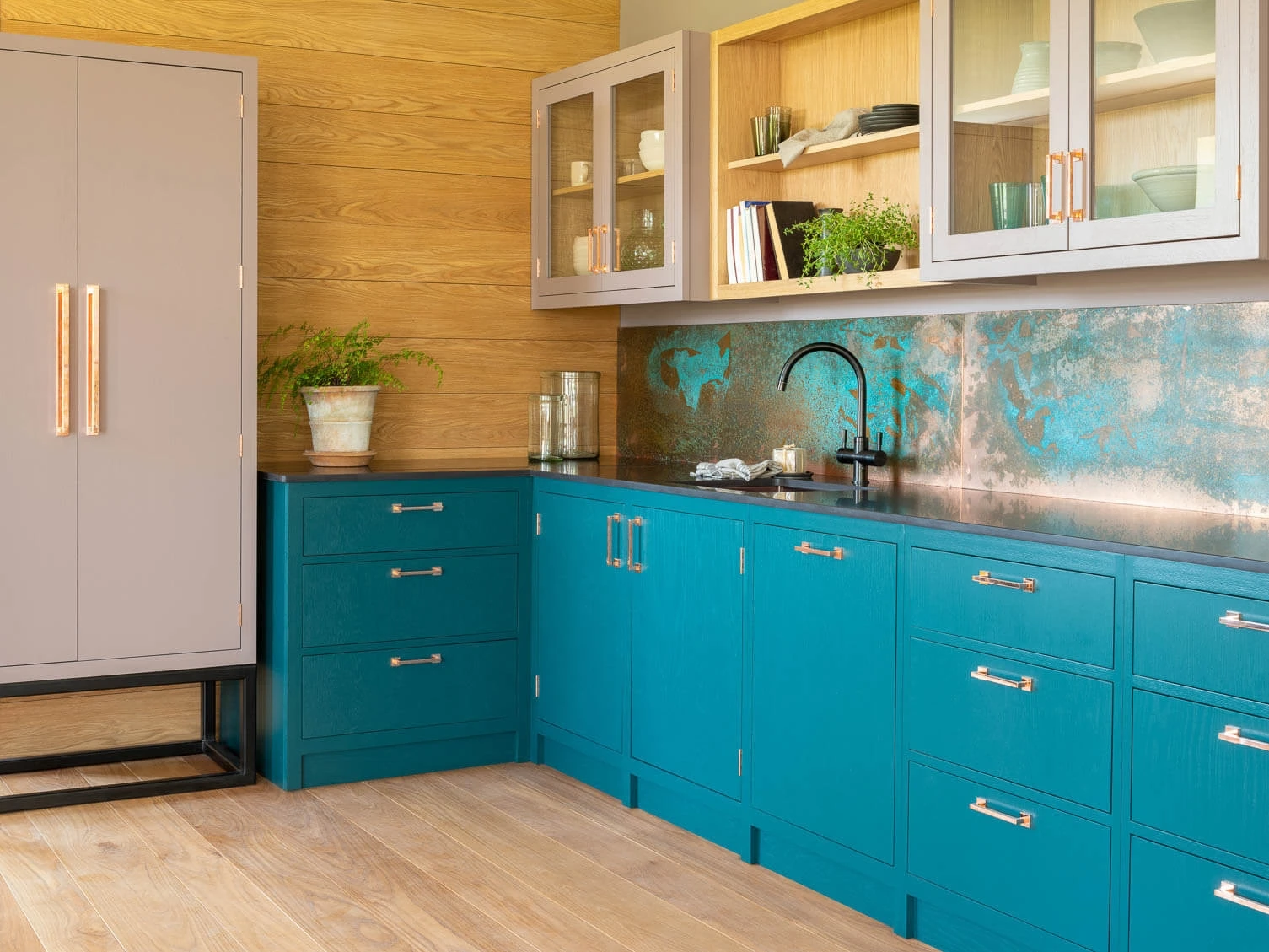 The Hampton Court kitchen exudes contemporary elegance, blending dusky pink paintwork with oak cabinetry and a minimalist design. The kitchen's sleek lines and harmonious colour scheme make it a perfect centrepiece for any home.