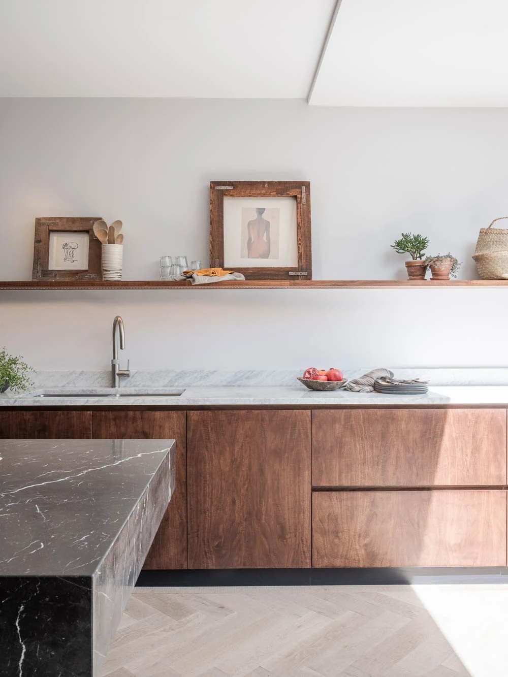 The refined details of the Highgate kitchen are evident in this close-up view. The subtle grain of the American walnut cabinets adds depth and character, while the handleless design exudes a minimalist aesthetic.