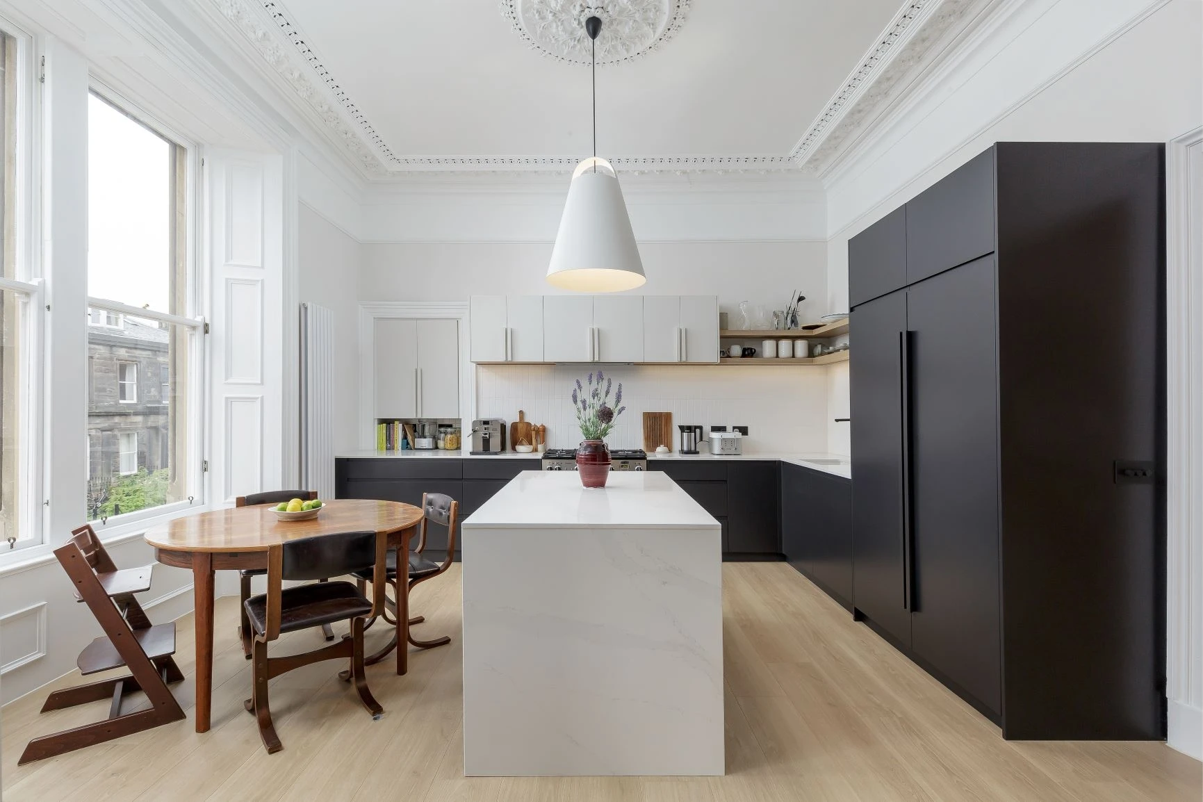 white and black kitchen idea