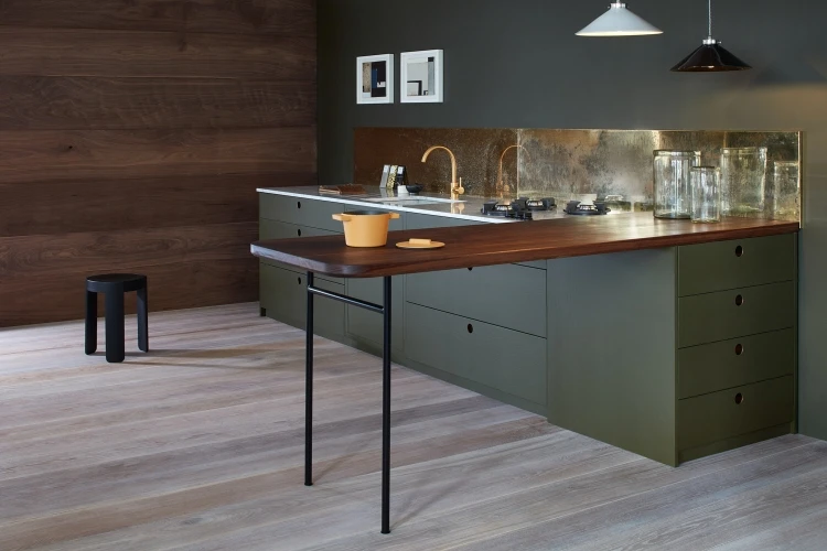 A luxurious Ladbroke kitchen combining natural timber accents with sleek quartz countertops. The solid oak backings of the Ladbroke handle detail complement the natural bramble tone, creating a harmonious blend of textures.