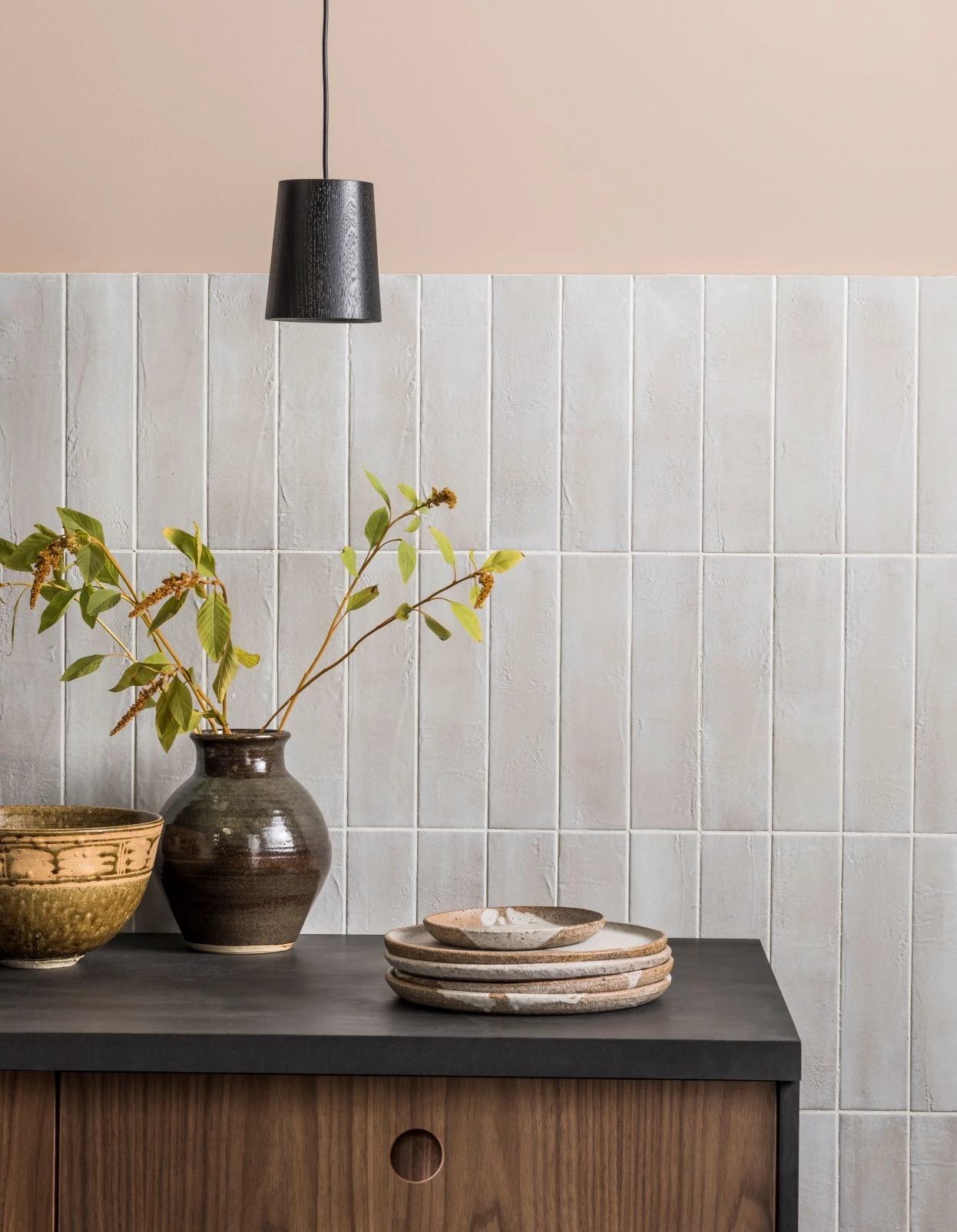 Our collaboration with Mandarin Stone led to a chic contemporary kitchen. The exposed walnut doors and Oblique sand tiles provide a stunning contrast, while integrated appliances give practicality.