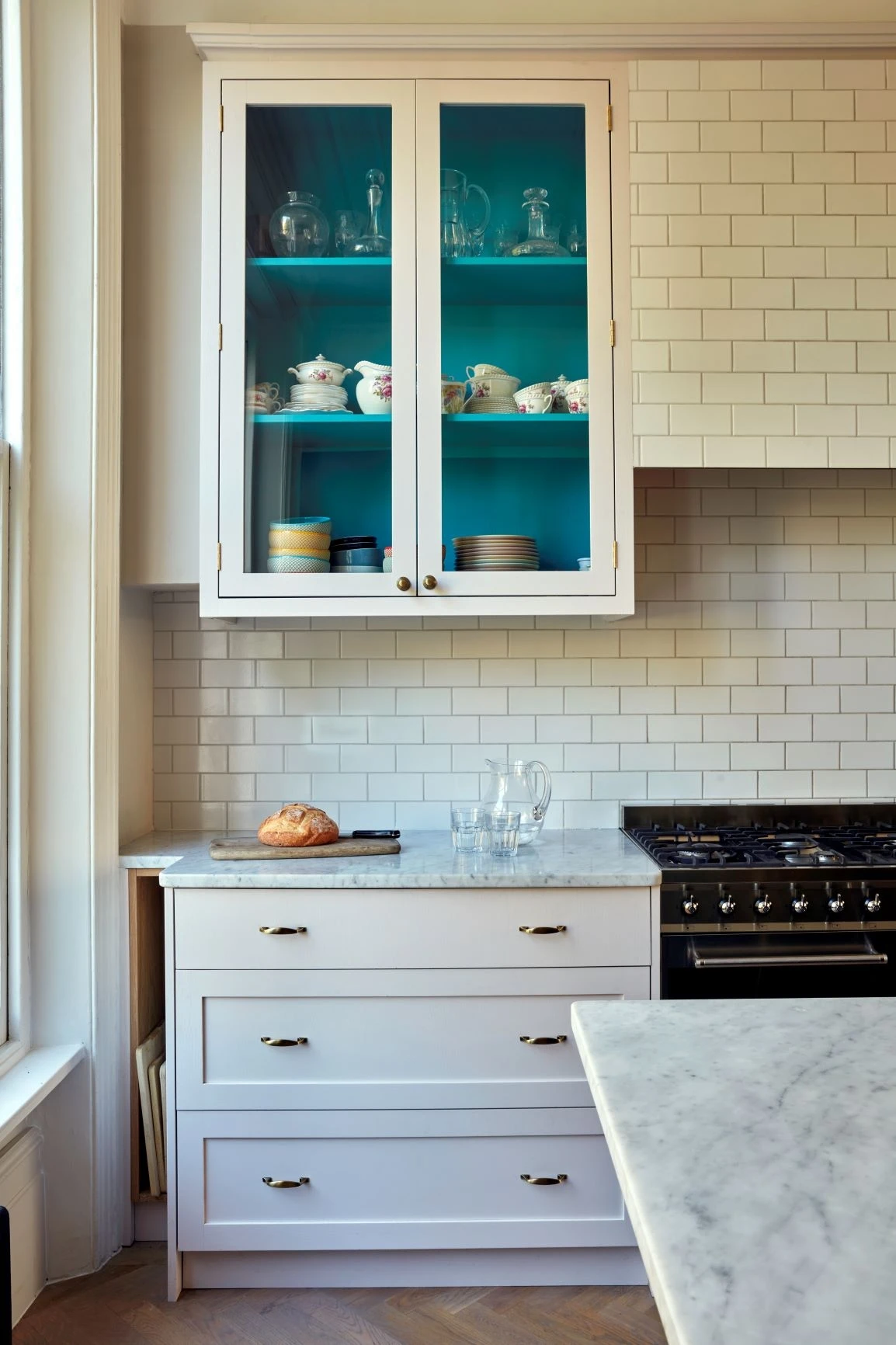 A shaker style kitchen unit with brass handles and white quartz worktop and a glazed shaker wall unit is a classic and timeless combination that never goes out of style. The shaker style cabinets are known for their clean lines and simple, elegant design, while the brass handles add a touch of luxury and sophistication.