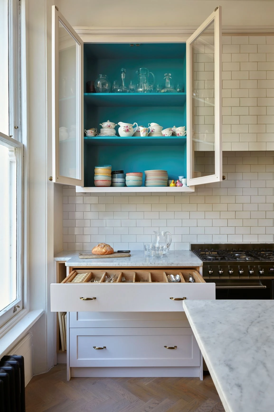 A shaker style kitchen unit with brass handles and white quartz worktop and a glazed shaker wall unit is a classic and timeless combination that never goes out of style. The shaker style cabinets are known for their clean lines and simple, elegant design, while the brass handles add a touch of luxury and sophistication.