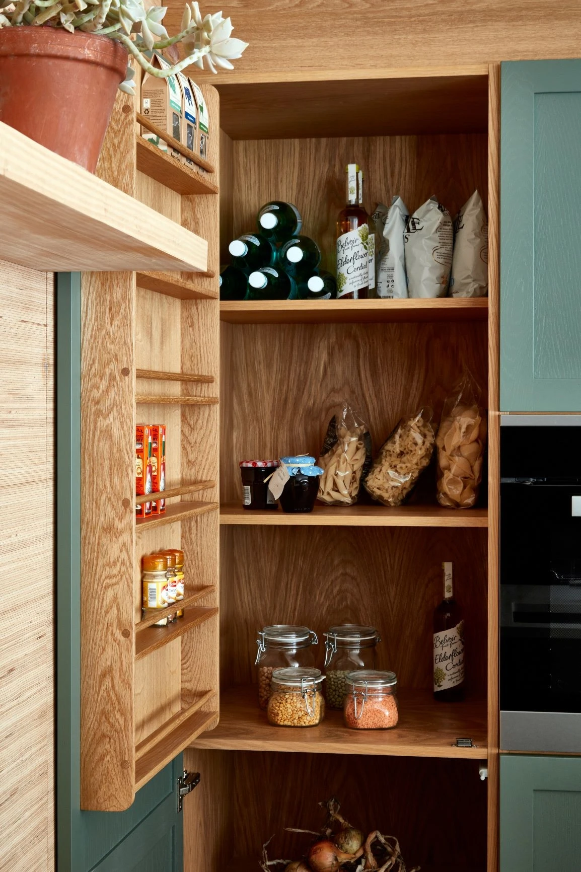 The kitchen's ample storage ensures everything has its place, from spices and ingredients to cutlery and crockery. Let your culinary creativity flourish in this culinary haven.